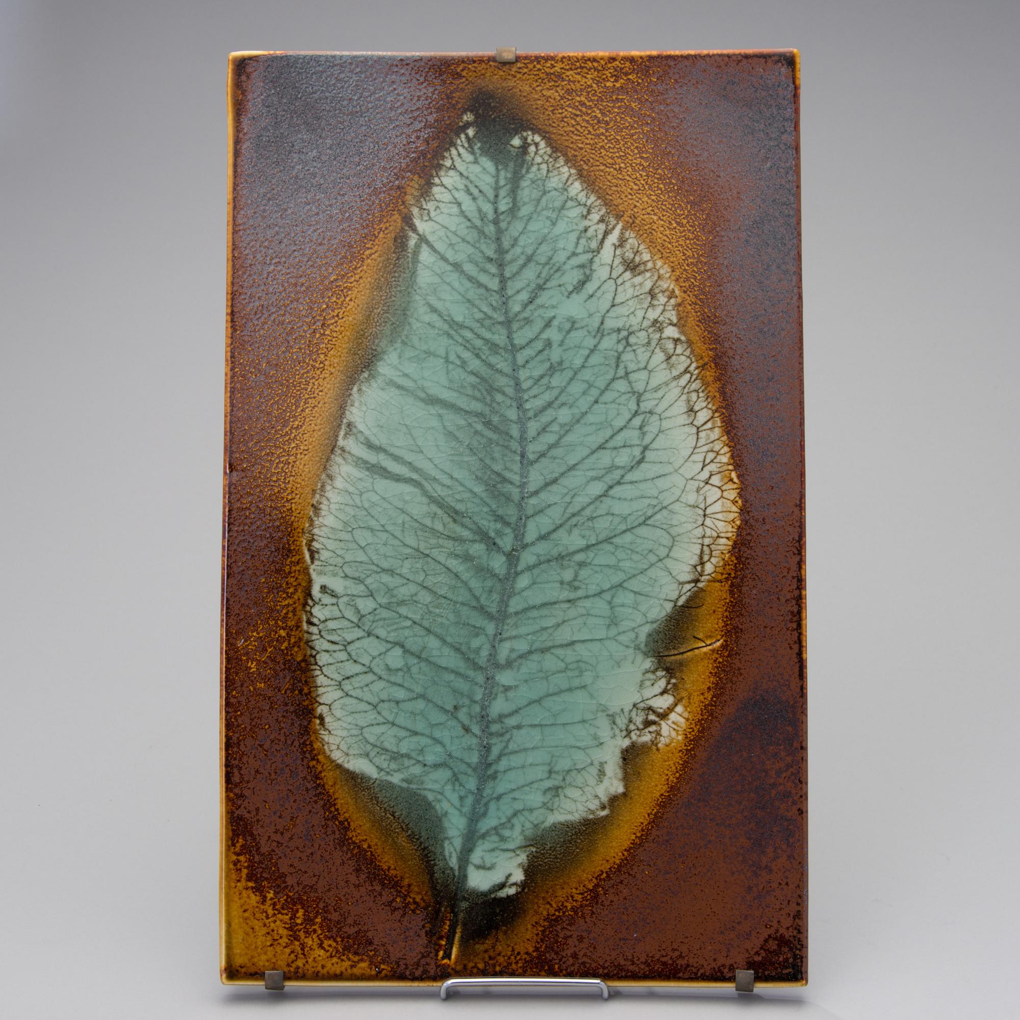 TOINI MUONA, VÄGGPLAKETT, Blad. Signerad TM Arabia.