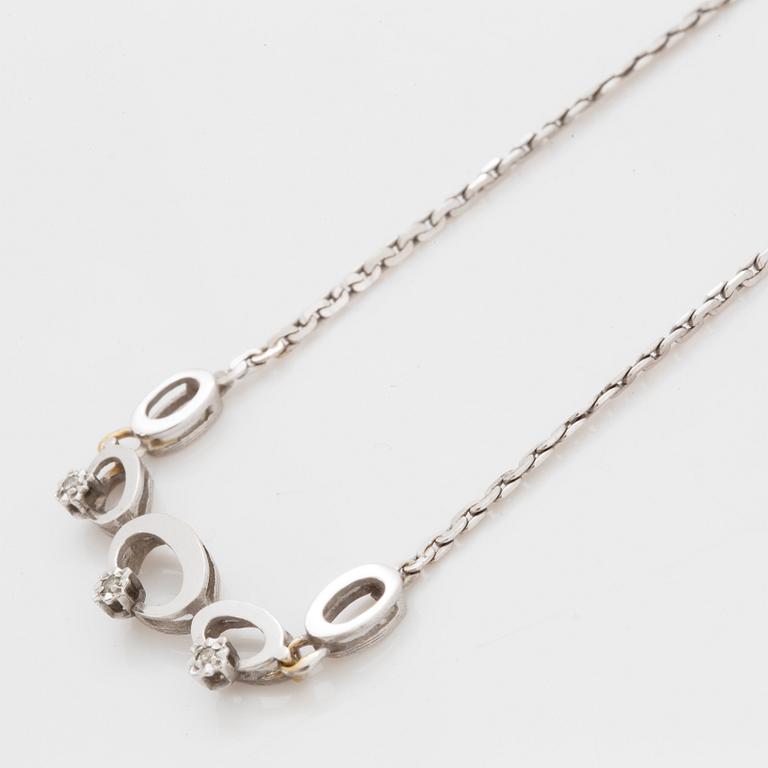 Collier, 18K vitguld med 3 mindre briljantslipade diamanter .