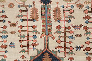 An antique Heriz Serapi carpet, ca 616 x 407 cm.