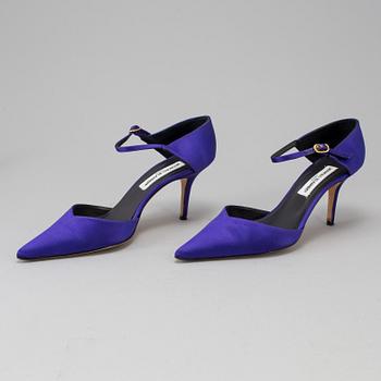 A pair of satin high heels by Manolo Blahnik, size 40.