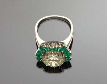 A single stone diamond and emerald ring, app. 4.60 cts, 1970's.