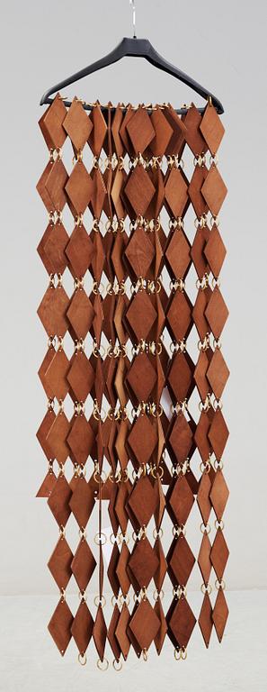 DRAPERI, träromber och gulmetallringar. 1900-tal.