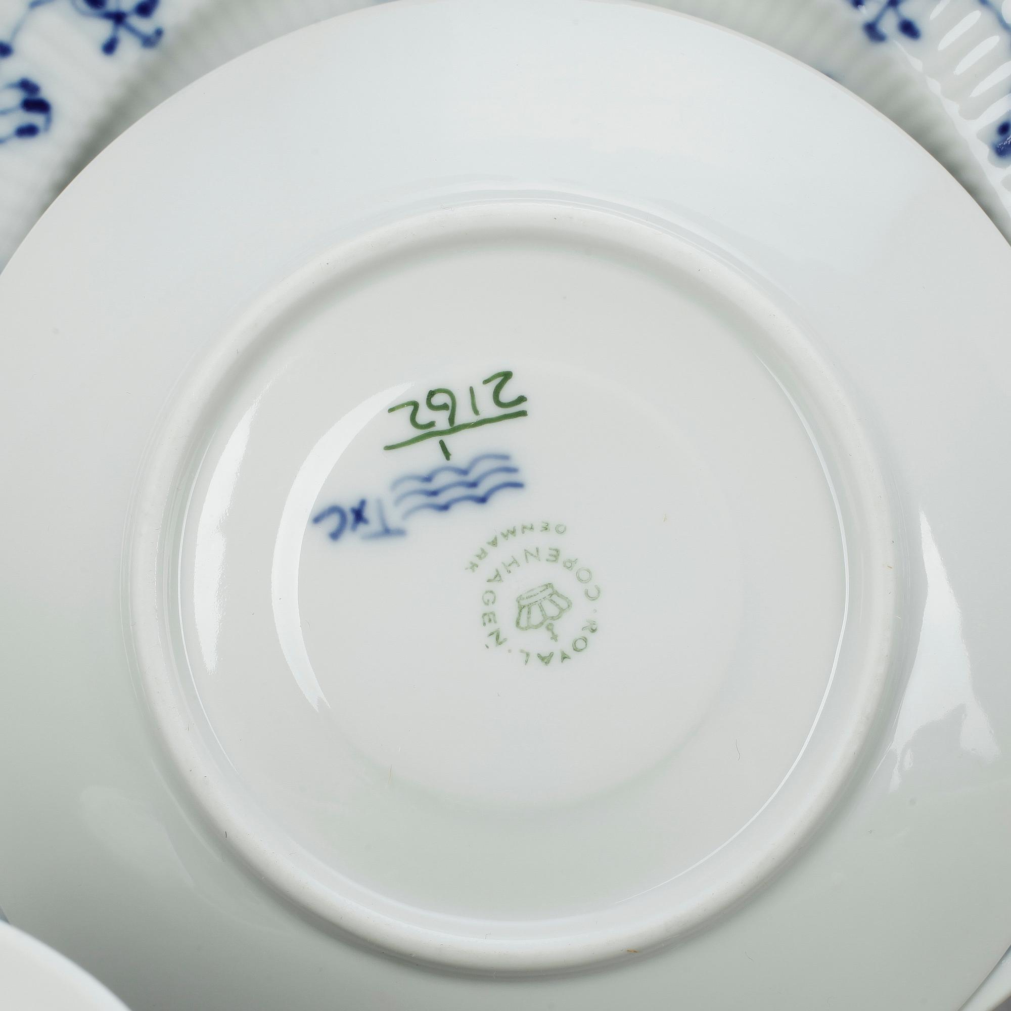SERVISDELAR, 82 delar, porslin, "Musselmalet" Royal Copenhagen, 1900-talets andra hälft.