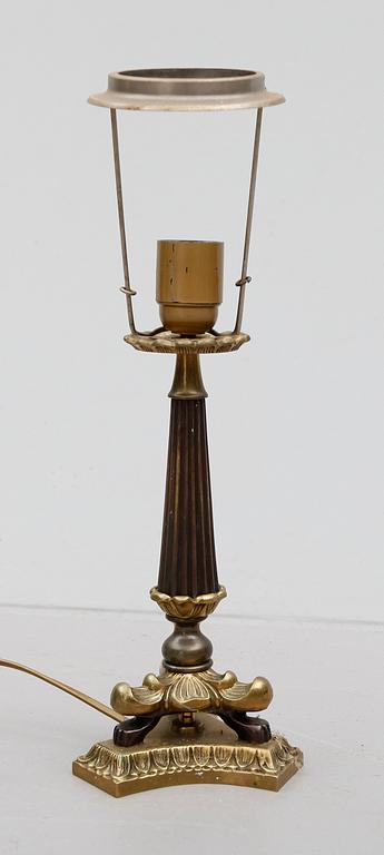 BORDSLAMPA, mässing, empirestil, 1900-talets mitt.