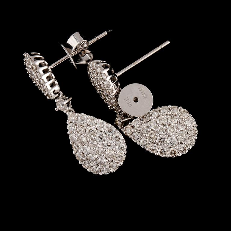 ÖRHÄNGEN, ett par, 18k vitguld med 110 briljantslipade diamanter, totalt ca 1.67 ct. Vikt 5 g.