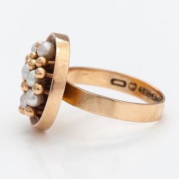 A 14K gold ring wiht cultured pearls. Auran Kultaseppä, Turku 1969.