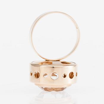 RING, 14K guld, fasettslipad bergskristall. Martti Viikinniemi, Riihimäki 1967. Vikt 7,1 g.