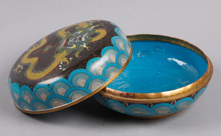 BURK MED LOCK, cloisonné, Kina. 1800/1900-tal.