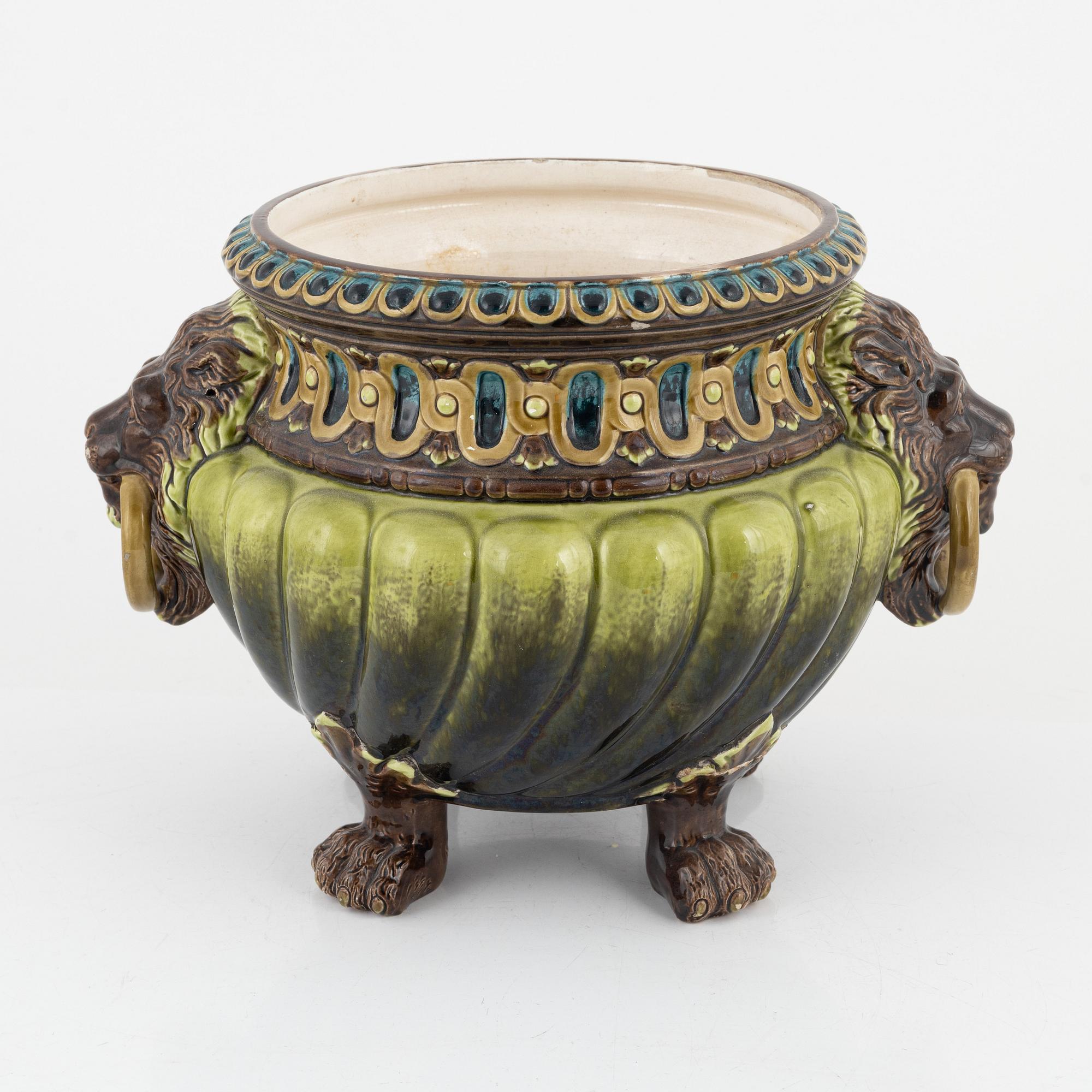 A majolica flower pot, late 19th century.