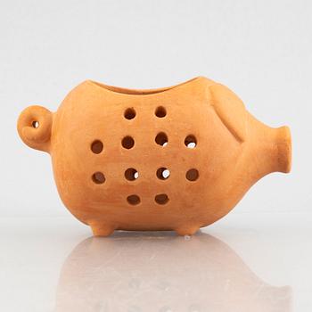 Lisa Larson, ljusstakar, 6 st, ljuslykta samt salt- och pepparströare, stengods och majolika, bl.a. Höganäs.