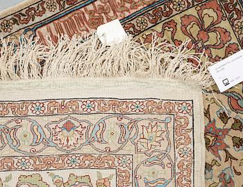 MATTA, silke, orientalisk. Ca 89 x 69.