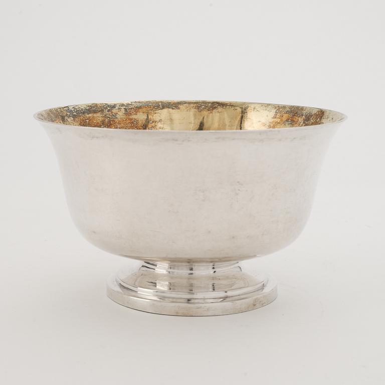 A silver bowl by Adolf Zethelius, Stockholm 1823.