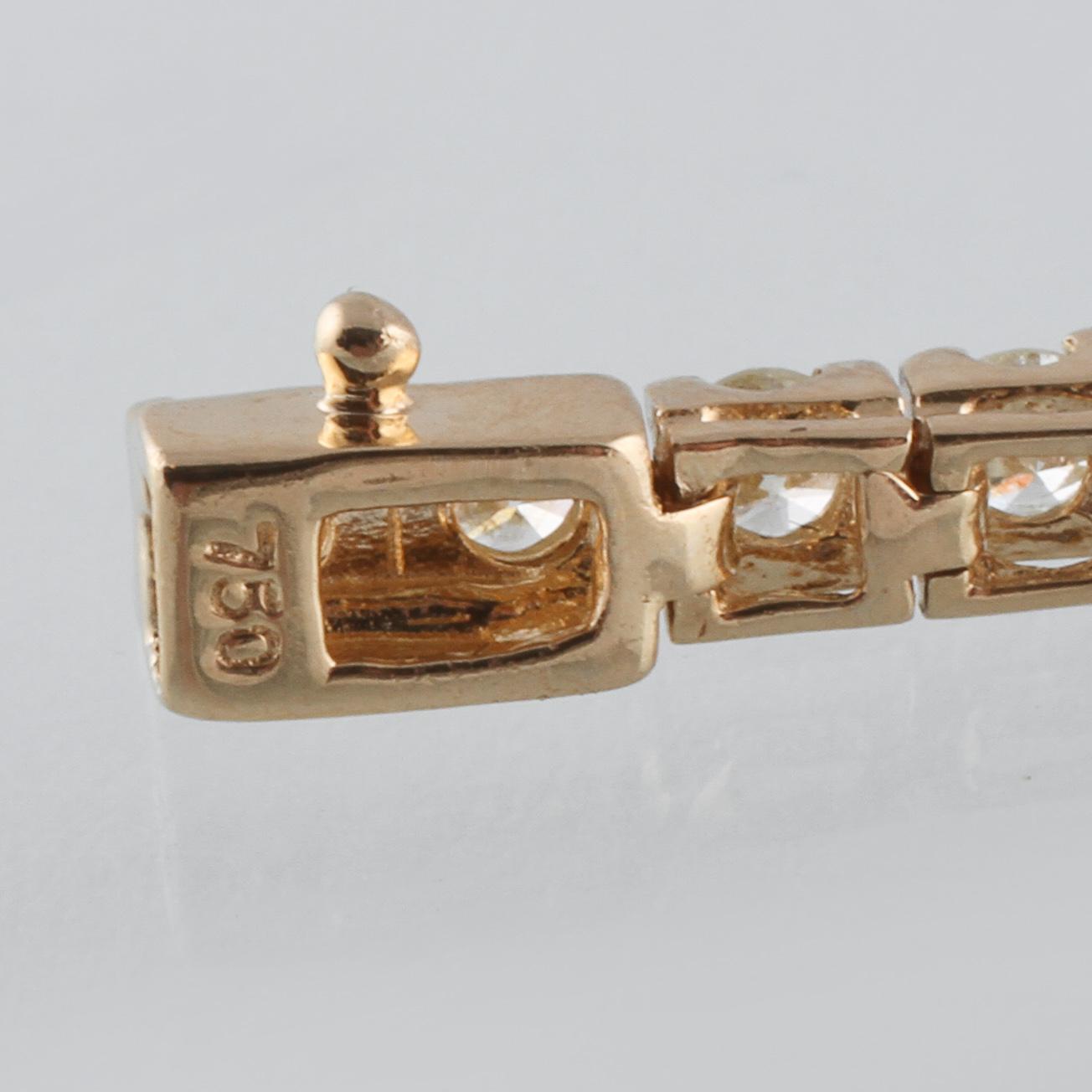 ARMBAND, 18K guld med briljantslipade diamanter ca 2.25 ct. Vikt 7,5 gram.