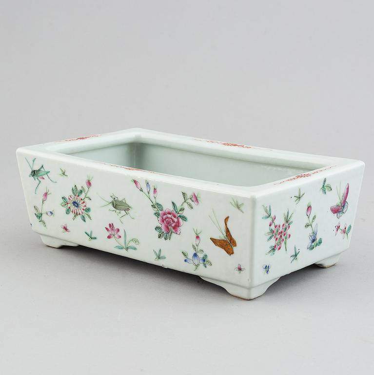 A famille rose basin, late Qing dynasty.