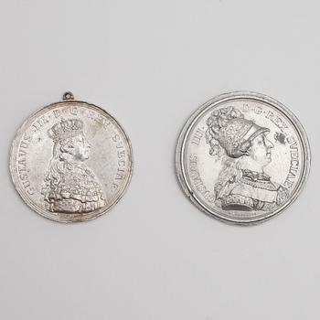 MEDALJER, 2 st, silver, Gustavus III. D.G. Rex Sveciae, bl.a 1772. Vikt ca 169 gram.