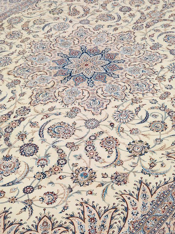 A part silk Nain with 6 LAA, signed Ali Talebi. Around 390 x 300 cm.