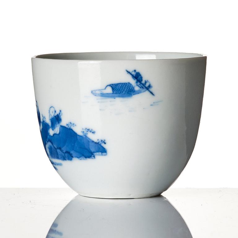 An elegant blue and white cup, Qing dynasty, 19th century.