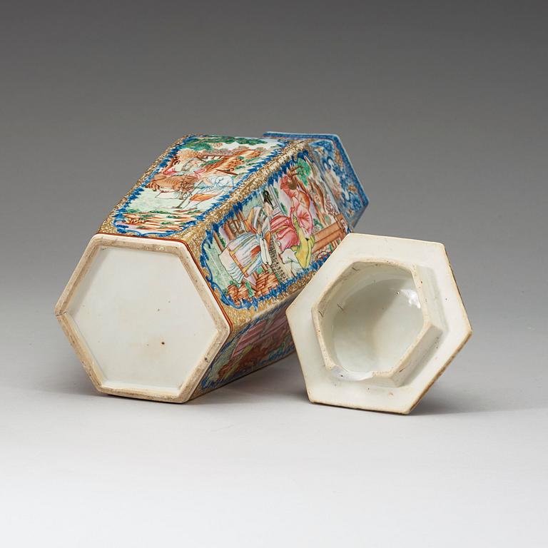 A finely painted famille rose jar with cover, Qing dynasty, Qianlong 1736-1795).