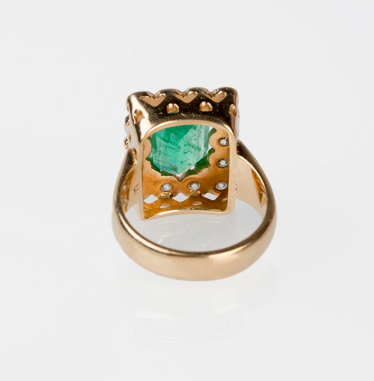 RING, 18K guld med trappslipad smaragd ca 3.00 ct samt vita safirer. Tore Pettersson, Gävle, 2001.