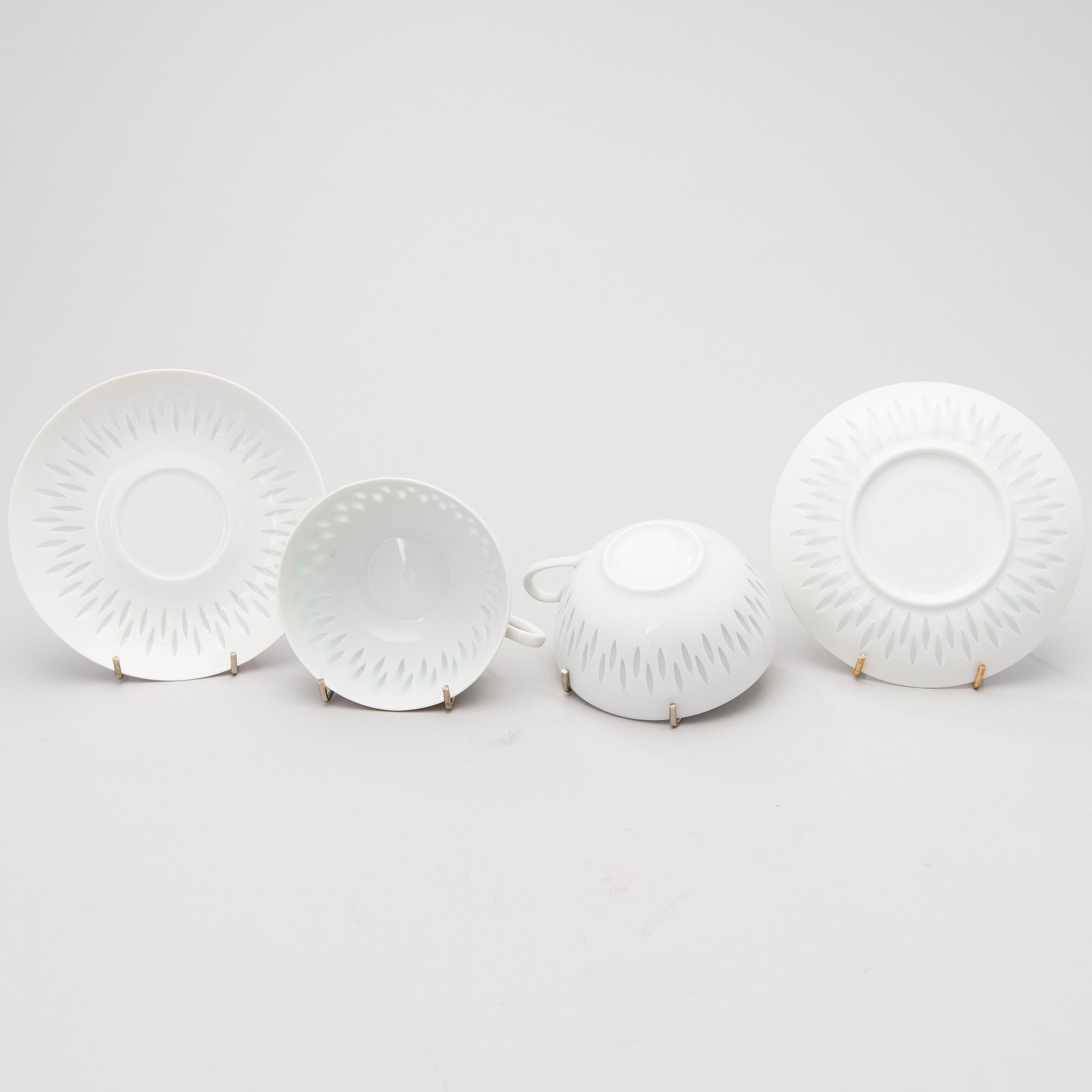 A 40-piece set of tableware in porcelain, signed F.H.Kj. Finland Arabia.
