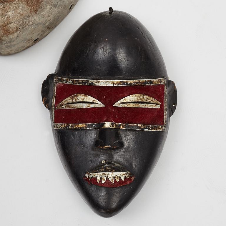 Masker, 4 st, enligt uppgift Dan, Liberia, Ibibio, Nigeria, Varega, Kongo, Songe, Kongo, 1900-talets andra hälft.