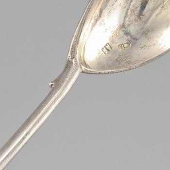 TEGLASHÅLLARE samt TESKED, silver, möjligen 2a Artellen, Moskva 1908-1917 vikt 190 g.