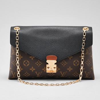 a "Pallas Chain" bag.