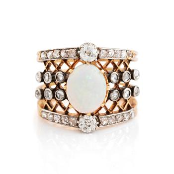 An 18K gold and platinum ring set with an opal and old- och rose-cut diamonds.