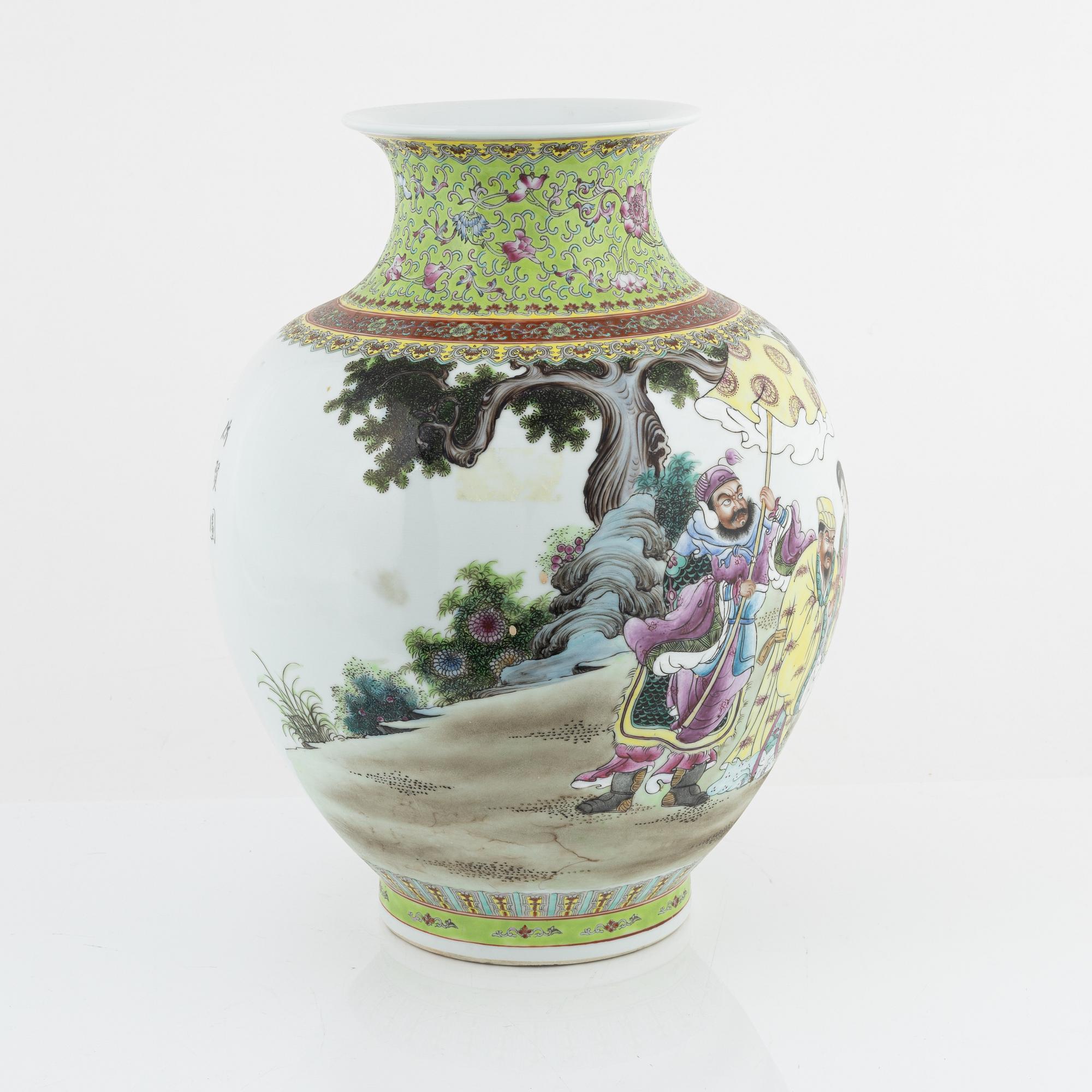 A Chinese porcelain vase from the 21th century.