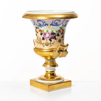 A porcelain urn, Empire, first half/mid 19th century.