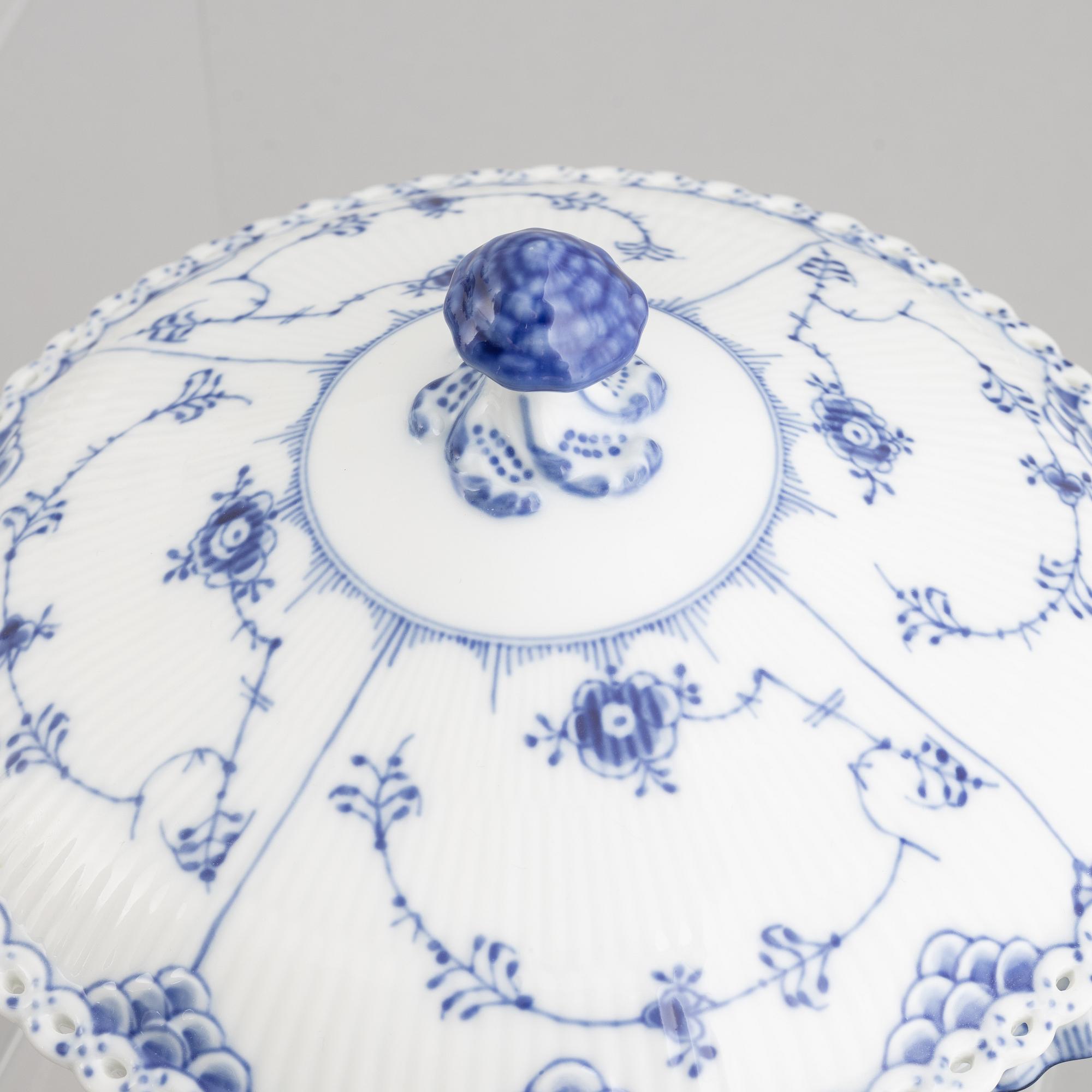 Matservis, 84 delar, porslin, "Musselmalet", Royal Copenhagen, Danmark.