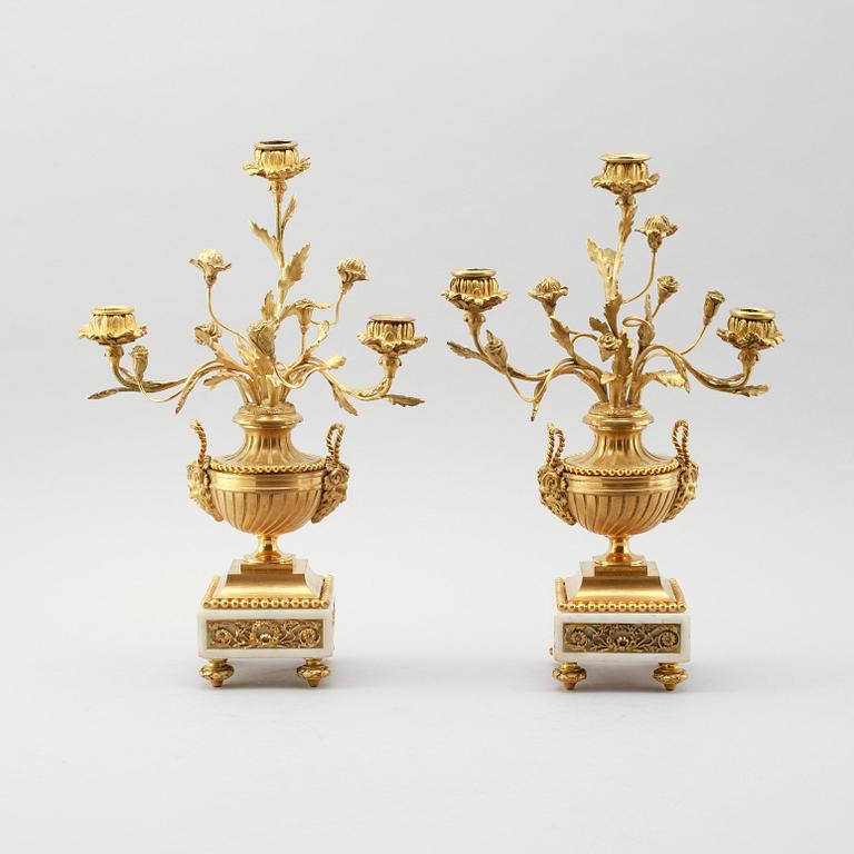 KANDELABRAR, förgylld brons och marmor, Louis Seizestil, 1800-tal.