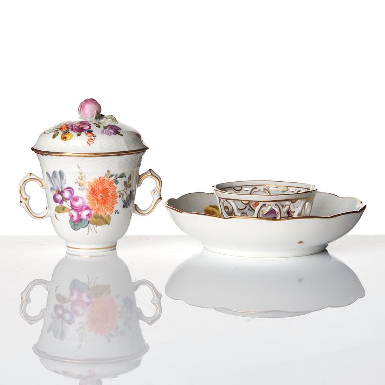 Chokladkopp med lock och trembleuse, porslin. Wien, 1700-tal.