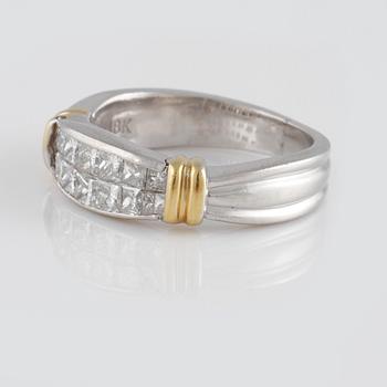 RING, 18K guld och platina med prinsesslipade diamanter ca 1.00 ct. Vikt 7,9 gram.