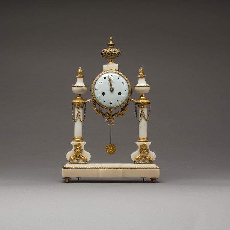 BORDSPENDYL, v Michel-Francois Piolaine (mästare i Paris 1787). Frankrike, Louis XVI, omkring 1800.