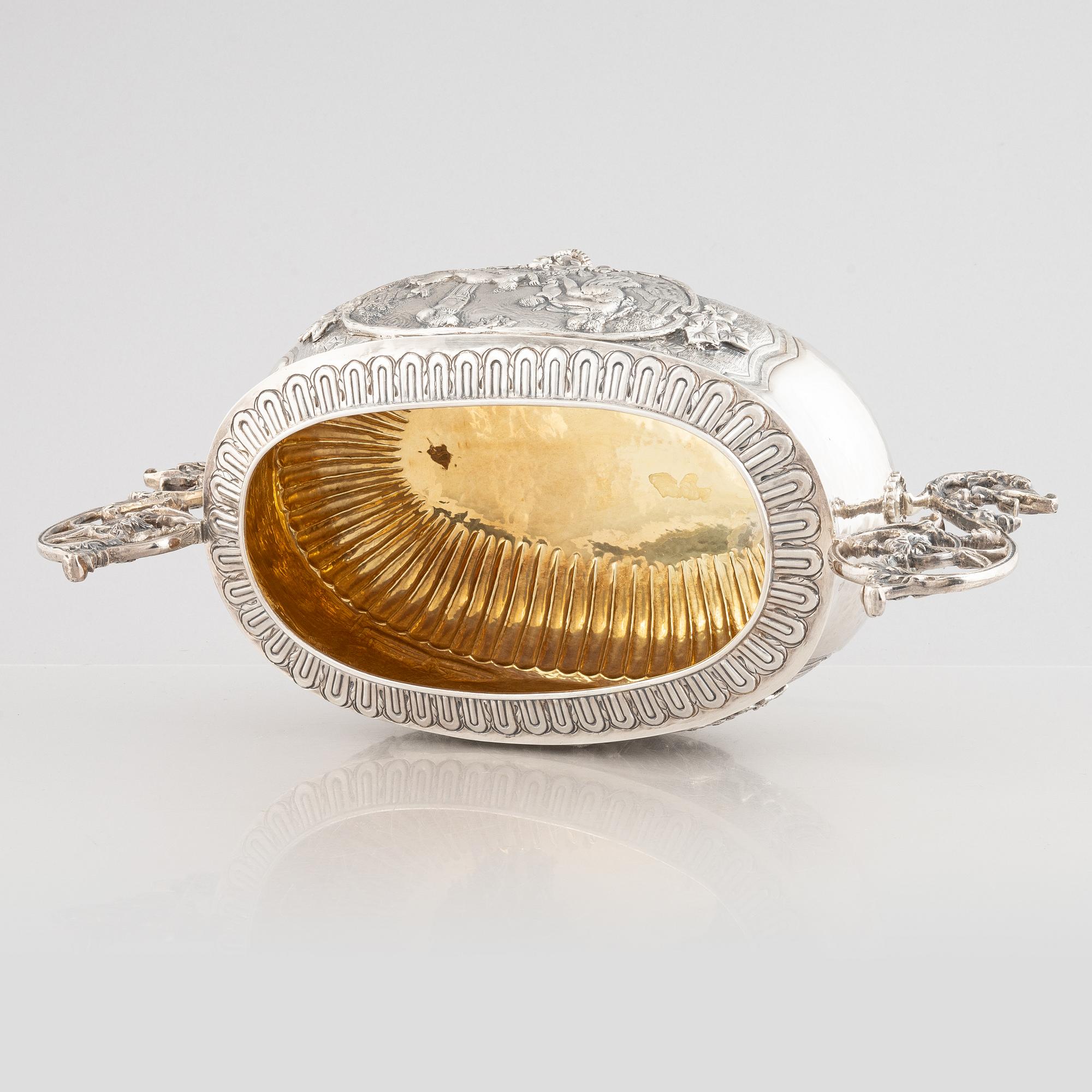 A silver jardinière, 20th century.