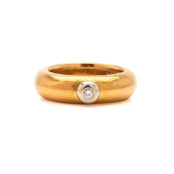 Ole Lynggaard, Ring, 18K gold, set with a brilliant-cut diamond weighing 0.06 ct.