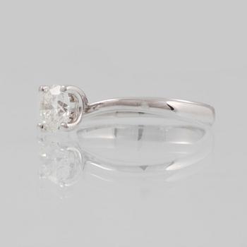 RING, 18K vitguld med briljantslipad diamant 1.01 ct. Vikt  3,5 gram.