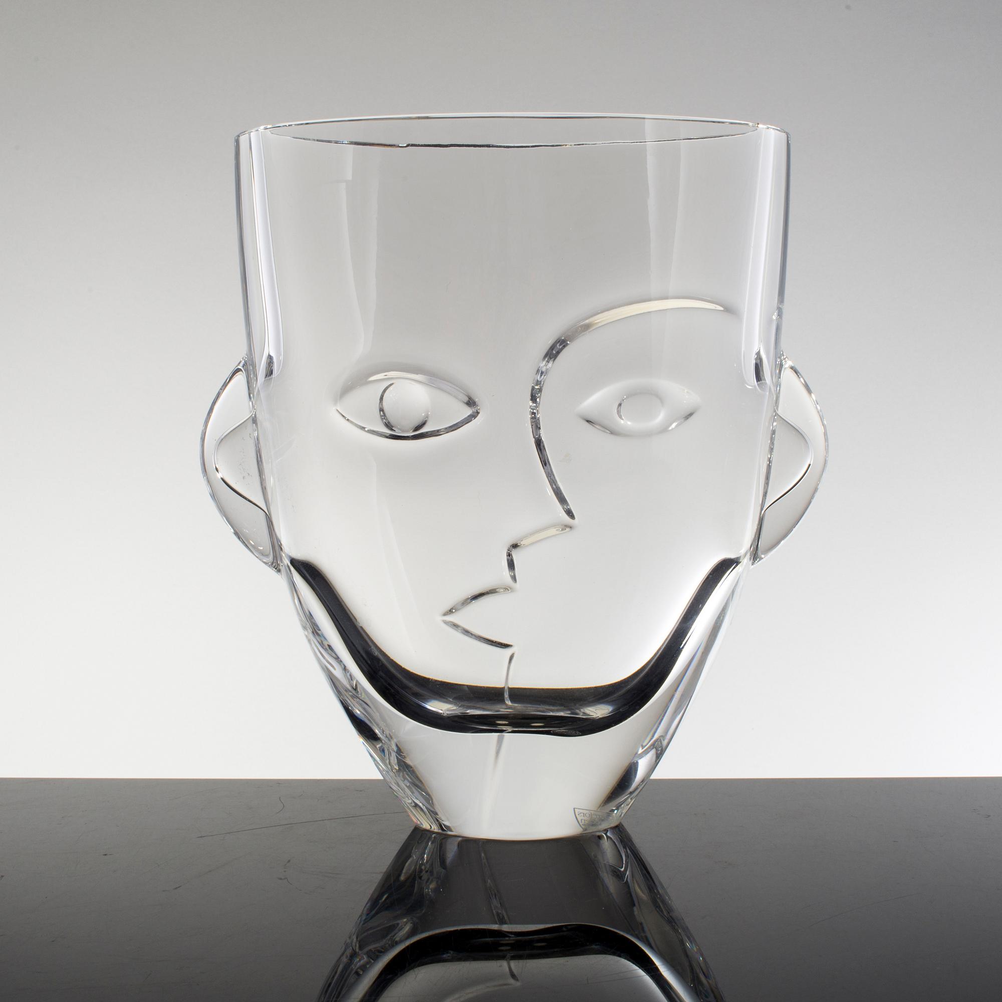 An Orrefors glass vase by Martti Rytkönen, "Ramses".