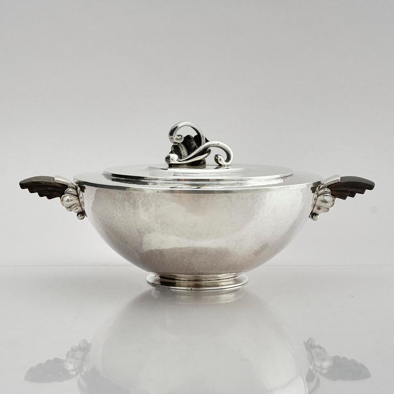 Georg Jensen, a sterling silver tureen with lid, model no 547A, design by Harald Nielsen, Copenhagen 1925-1932.