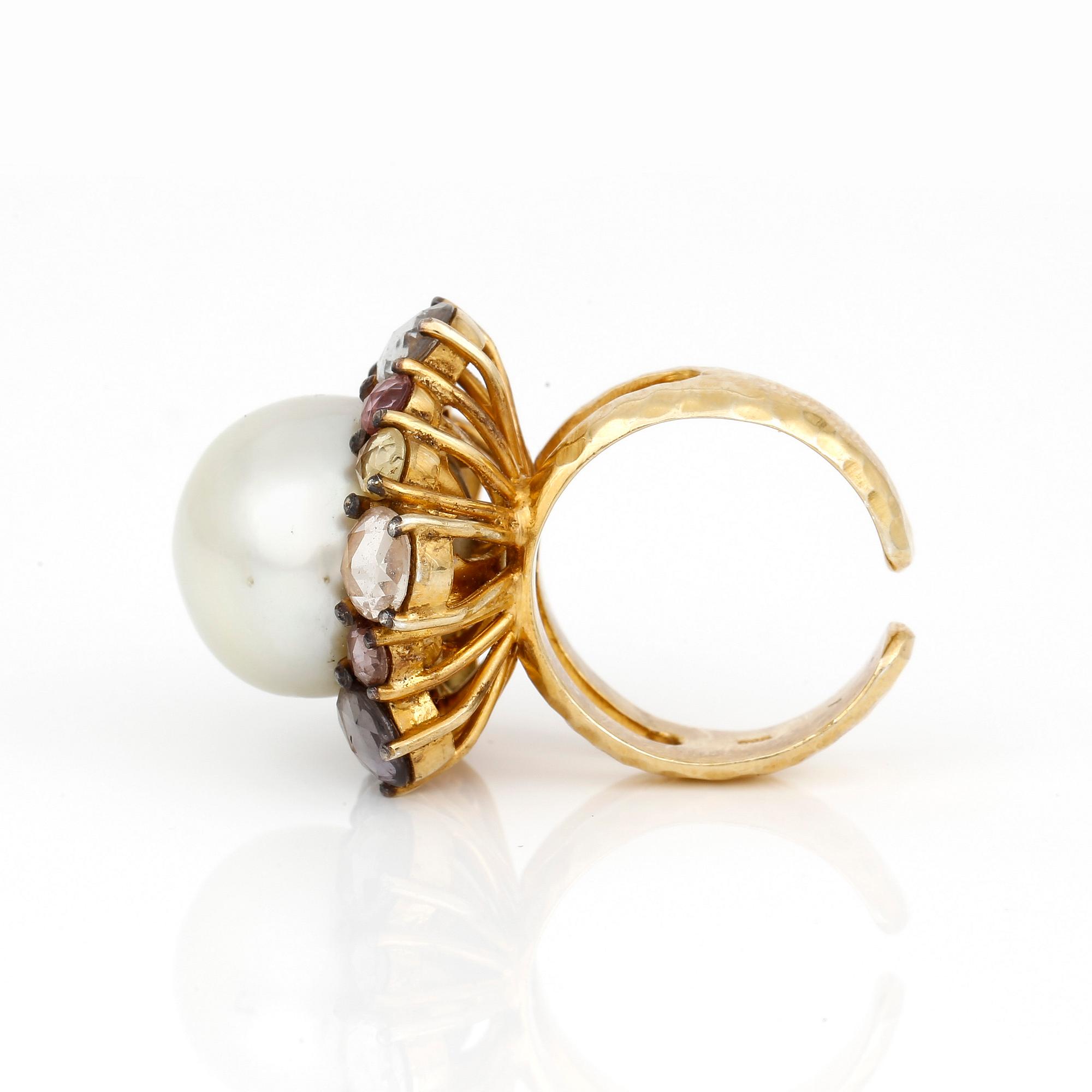 RING,  förgyllt silver med odlad 'South Sea' pärla och olikfärgade rosenslipade safirer. Totalvikt ca 14,39 g.
