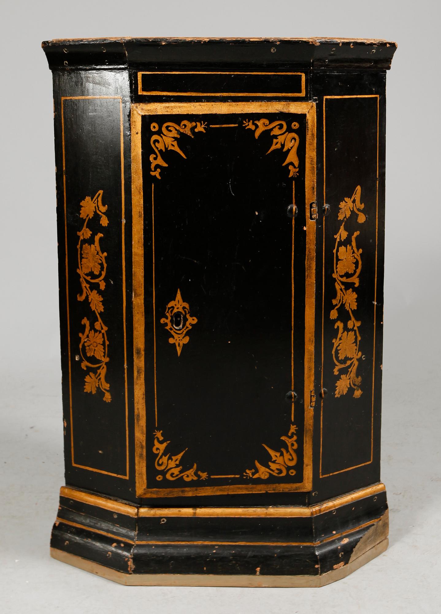 HÖRNSKÅP, allmoge, 1700-tal.