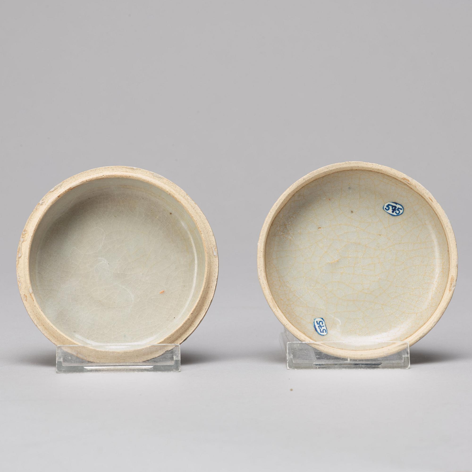 Two blue and white boxes with covers and a dish, Qing dynasty, Kangxi (1662-1722).