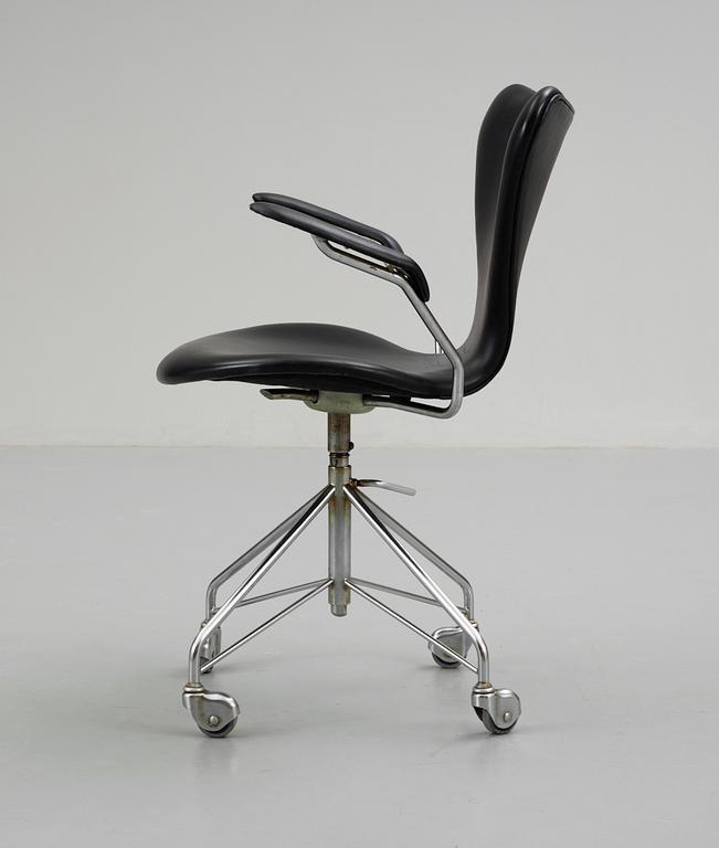An Arne Jacobsen 'Series 7' desk chair by Fritz Hansen, Denmark 1963.