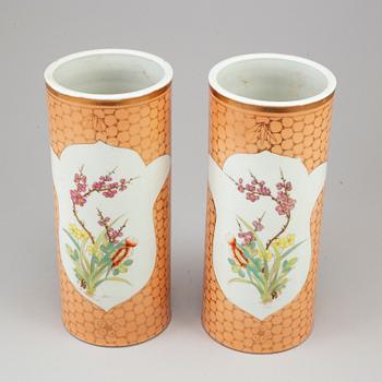 PERUKVASER, ett par, porslin. Kina, 1900-tal.