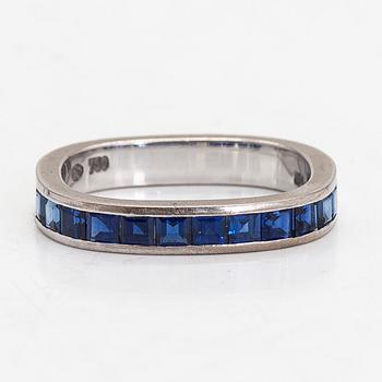 Ring, alliansring, 18K vitguld med carréslipade safirer, Schweiz.
