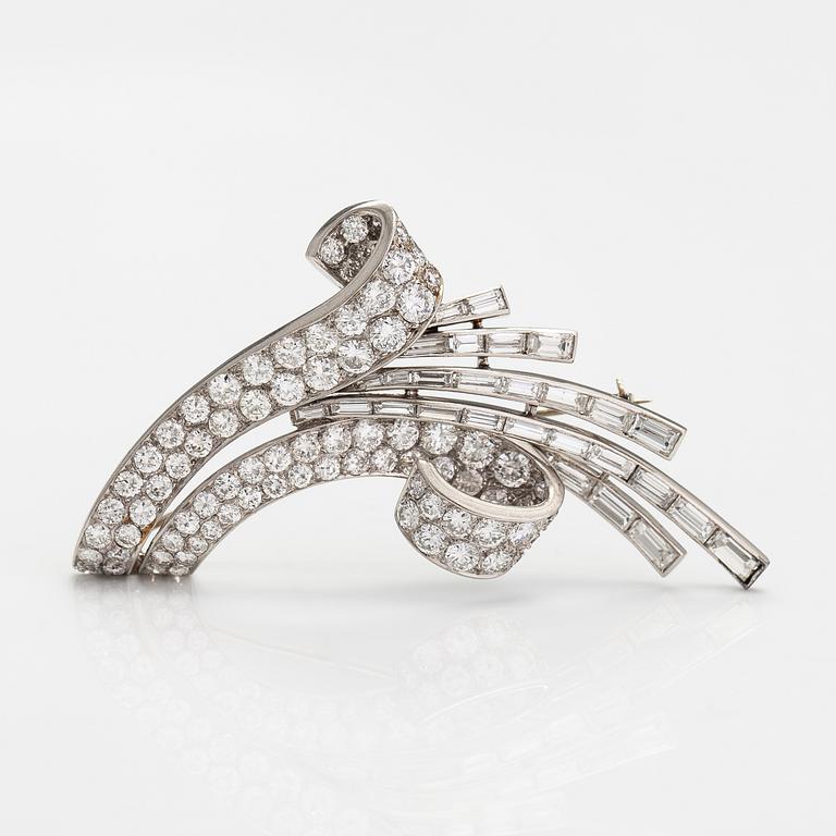 A platinum brooch with diamonds ca. 6.50 ct in total.