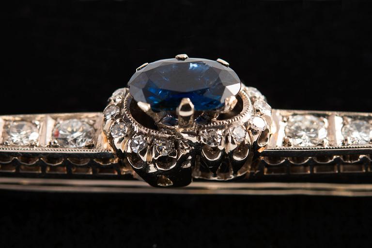 BROSCH, briljant- och 8/8-slipade diamanter ca 0.75 ct, safir ca 1.60 ct. 18K vitguld. Vikt 5,1 g.
