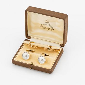 Cufflinks and shirt buttons, 18K gold with mother-of-pearl and small brilliant-cut diamonds.