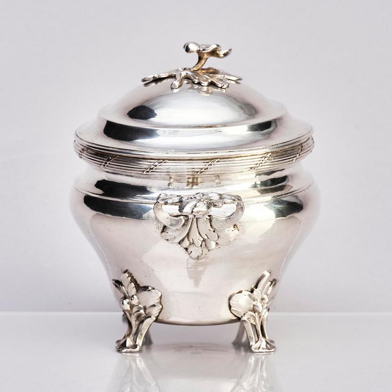 A Swedish 18th century silver suger bowl with lid, mark of Stephan Halling, Örebro 1777.